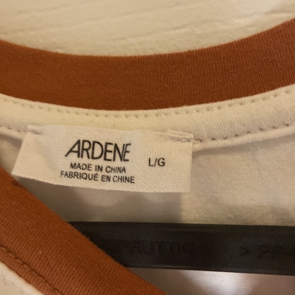 White t-shirt with design. - Picture 3 of 3